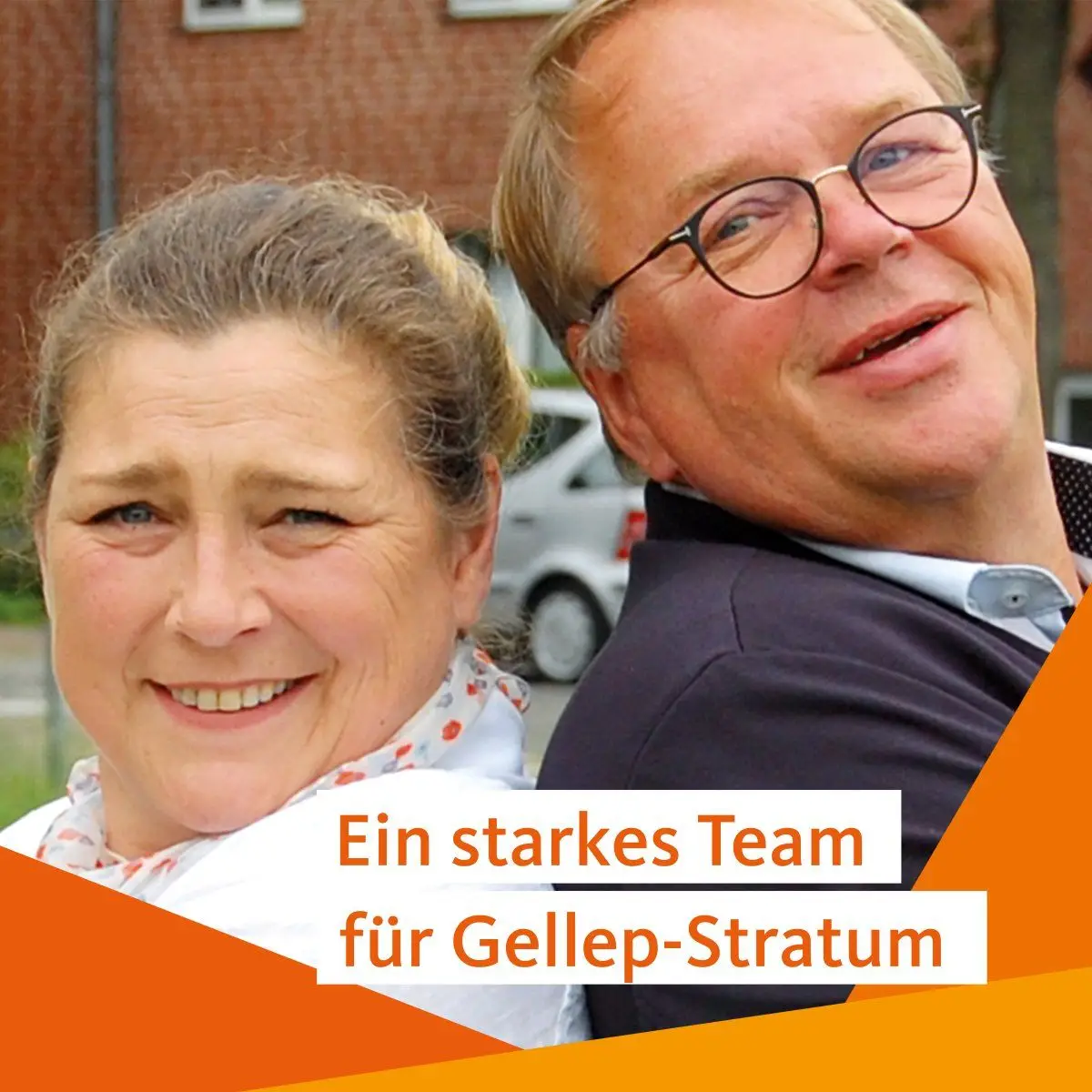 Nicola und Uli Rücken an Rücken in die Kamera schauend