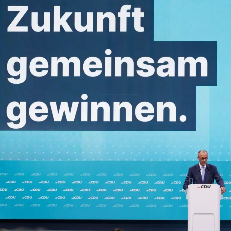 CDU Parteitag - Zukunft gemeinsam gewinnen Bild der Bühne des Bundesparteitag, oben steht: Zukunft gemeinsam gewinnen, darunter am Rednerpult Friedrich Merz