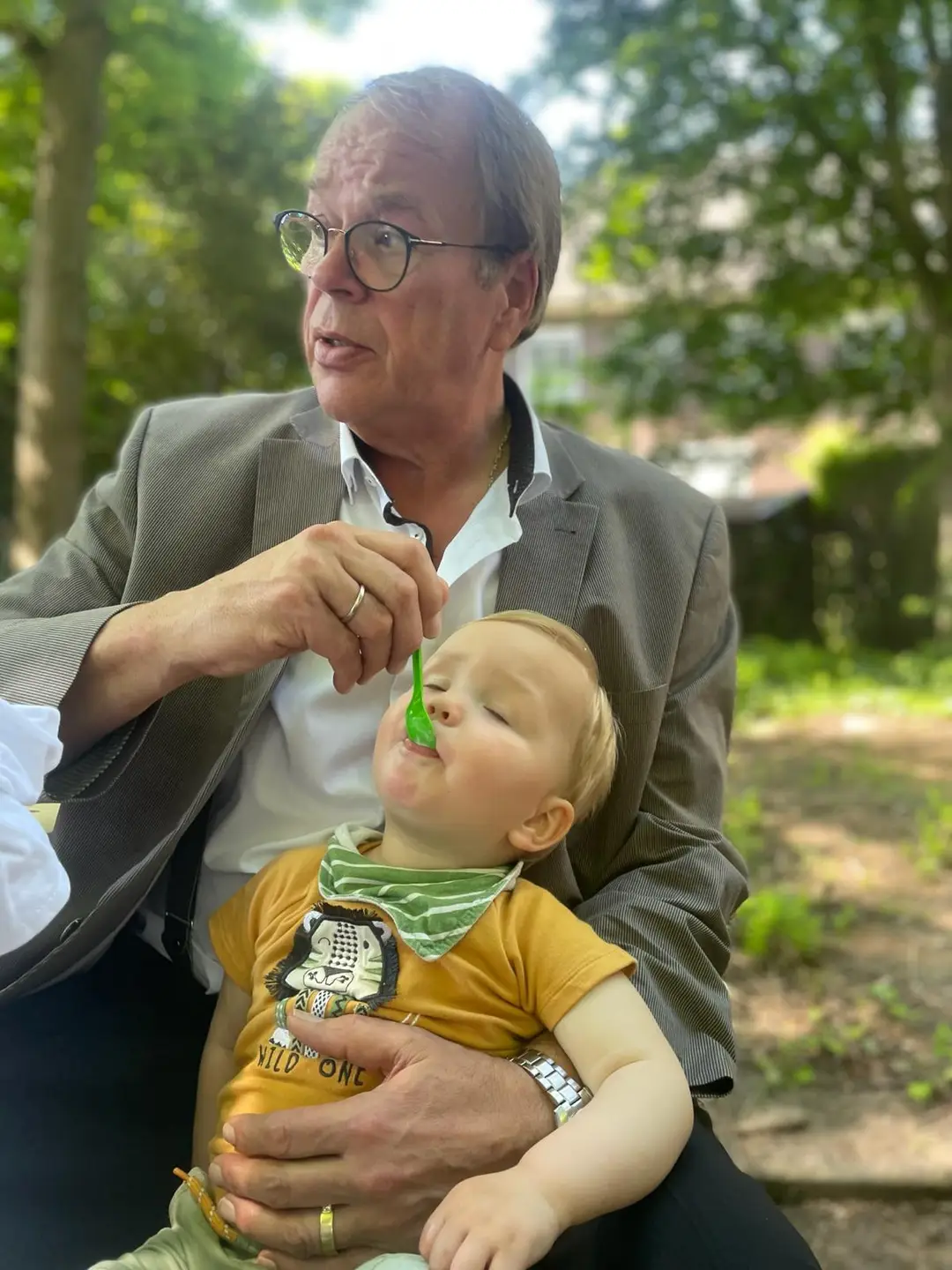 01.05.2025: Zu Besuch bei der Freiwilligen Feuerwehr Gellep-Sratum zum Tag der offenen Tür mit ganztägigem Programm Foto Ulrich Lohmar mit Enkel auf dem Alten Schulhof