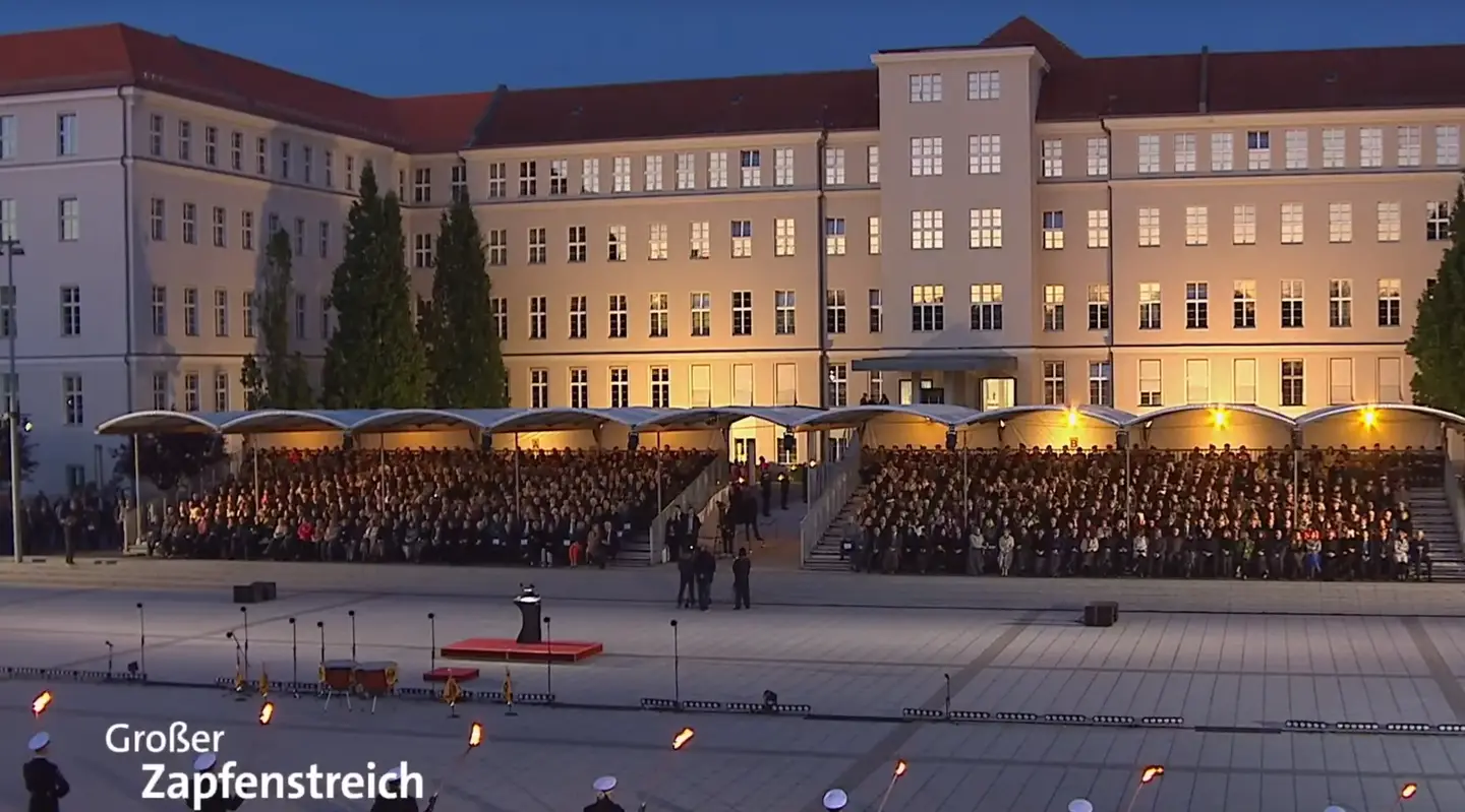 Zapfenstreich für Olaf Scholz Zapfenstreich für Olaf Scholz